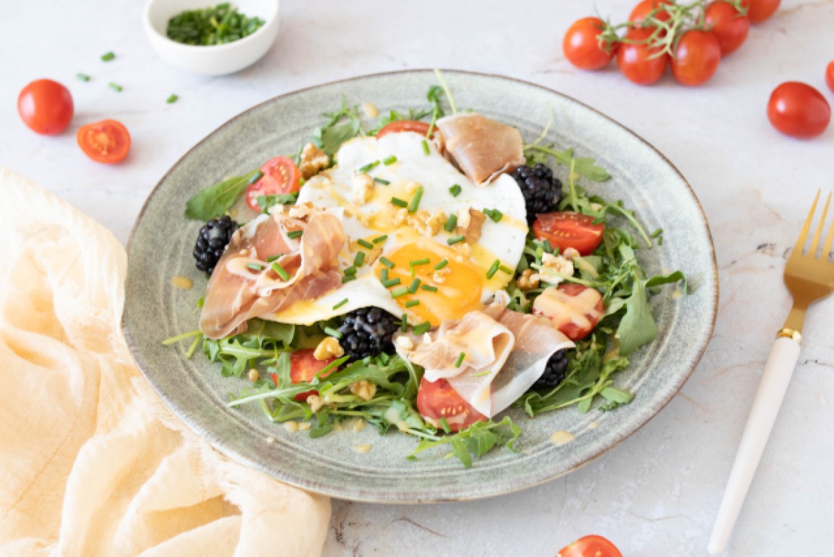 Insalata con prosciutto di Parma, more, uovo al tegamino e salsa olandese