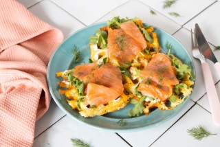 Keto wafels met roomkaas, gerookte zalm en rucola