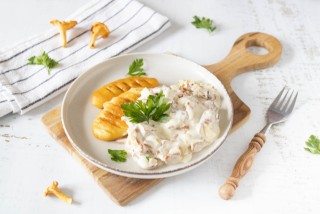 Grilled oscypek cheese with chanterelle sauce