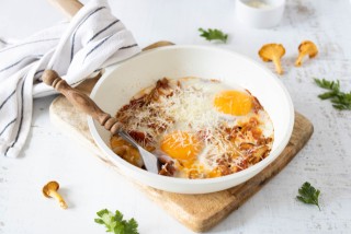 Shakshuka with chanterelles and bacon