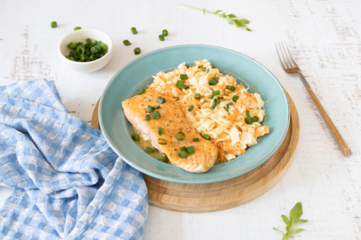 Salmon with hollandaise sauce and coleslaw