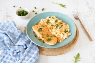 Salmon with hollandaise sauce and coleslaw