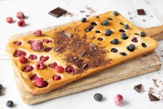 Pfannkuchen aus dem Ofen mit Früchten und Schokolade