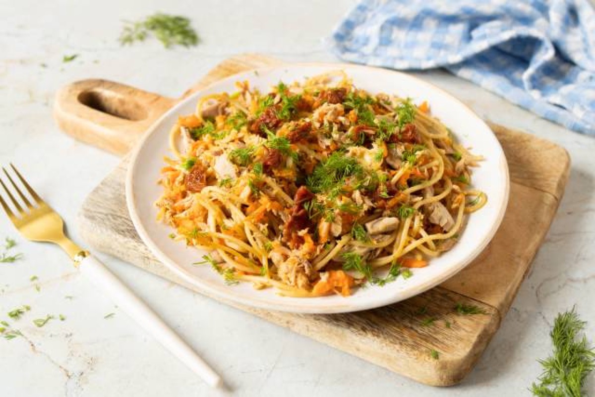Pasta integrale con tonno, pomodori secchi e carota
