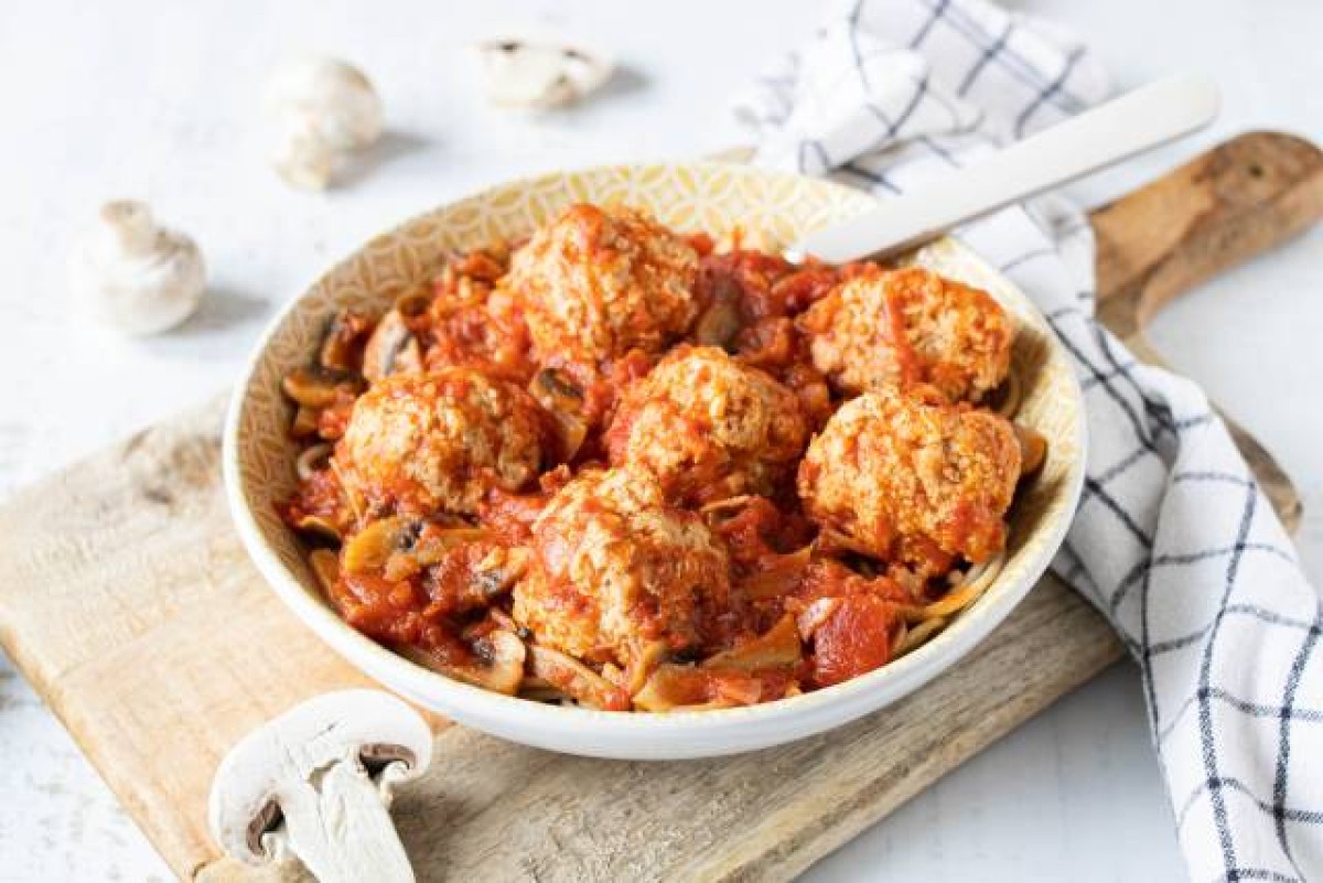 Whole wheat pasta with meatballs in tomato sauce