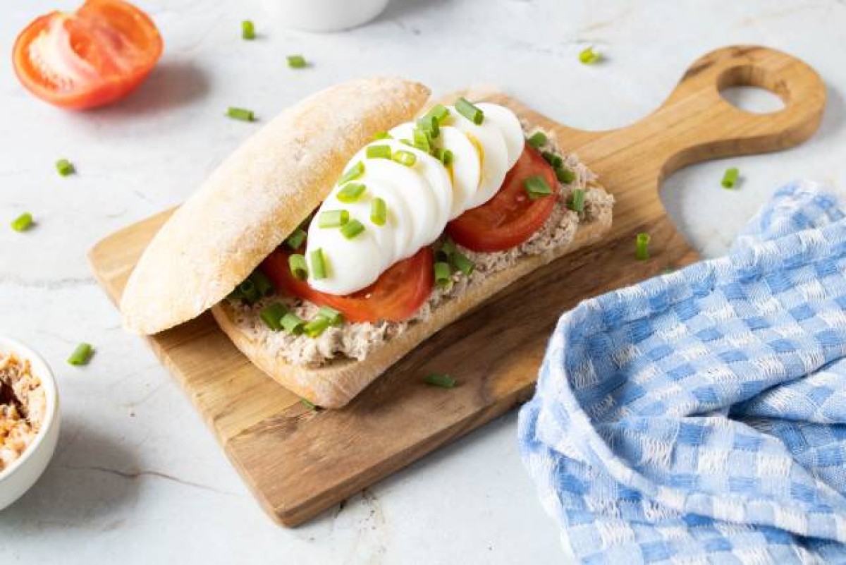 Ciabatta avec crème de thon, œuf dur et légumes
