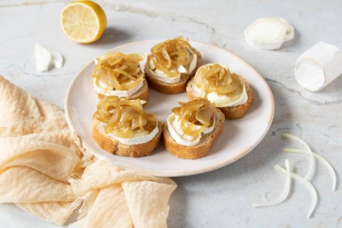 Geitenkaas tapas met gekarameliseerde ui