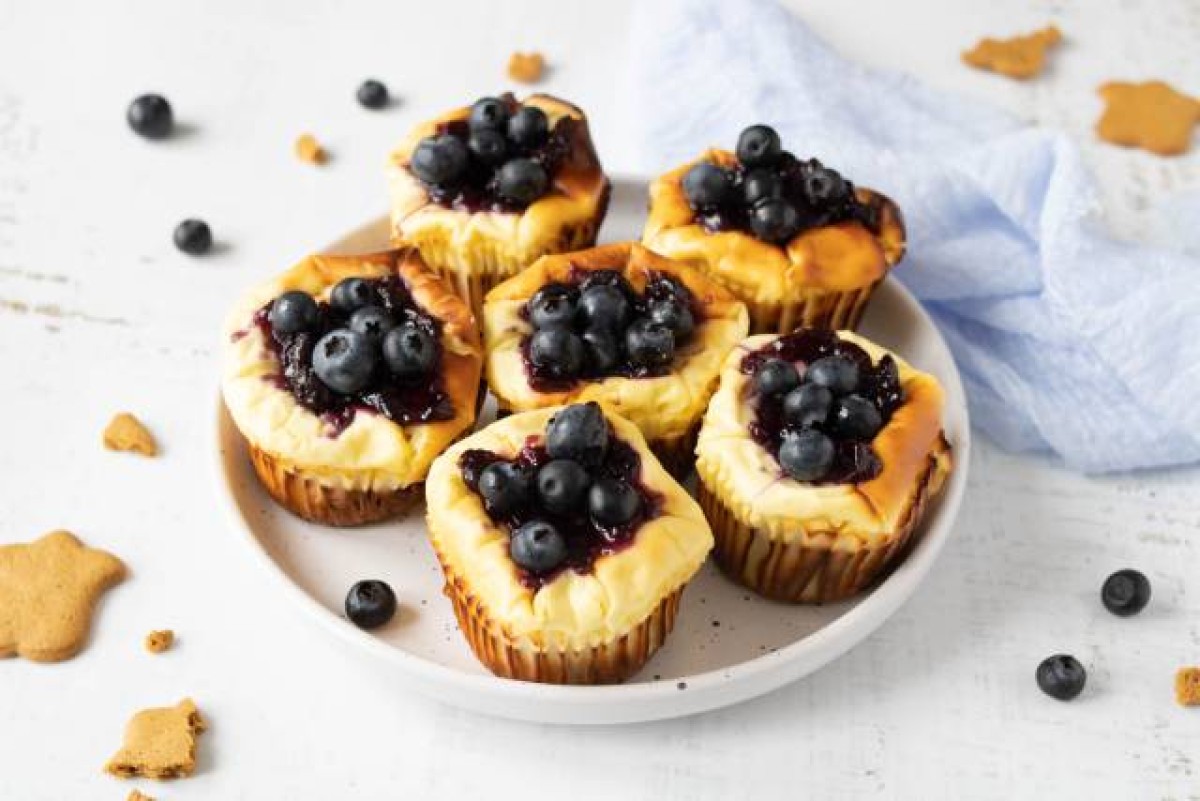 Mini-Cheesecakes auf Lebkuchenboden mit Blaubeeren
