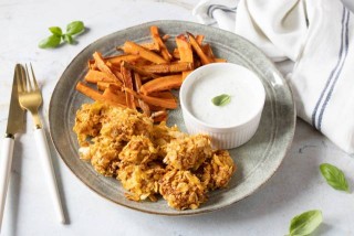 Chicken nuggets with sweet potato fries and garlic dip