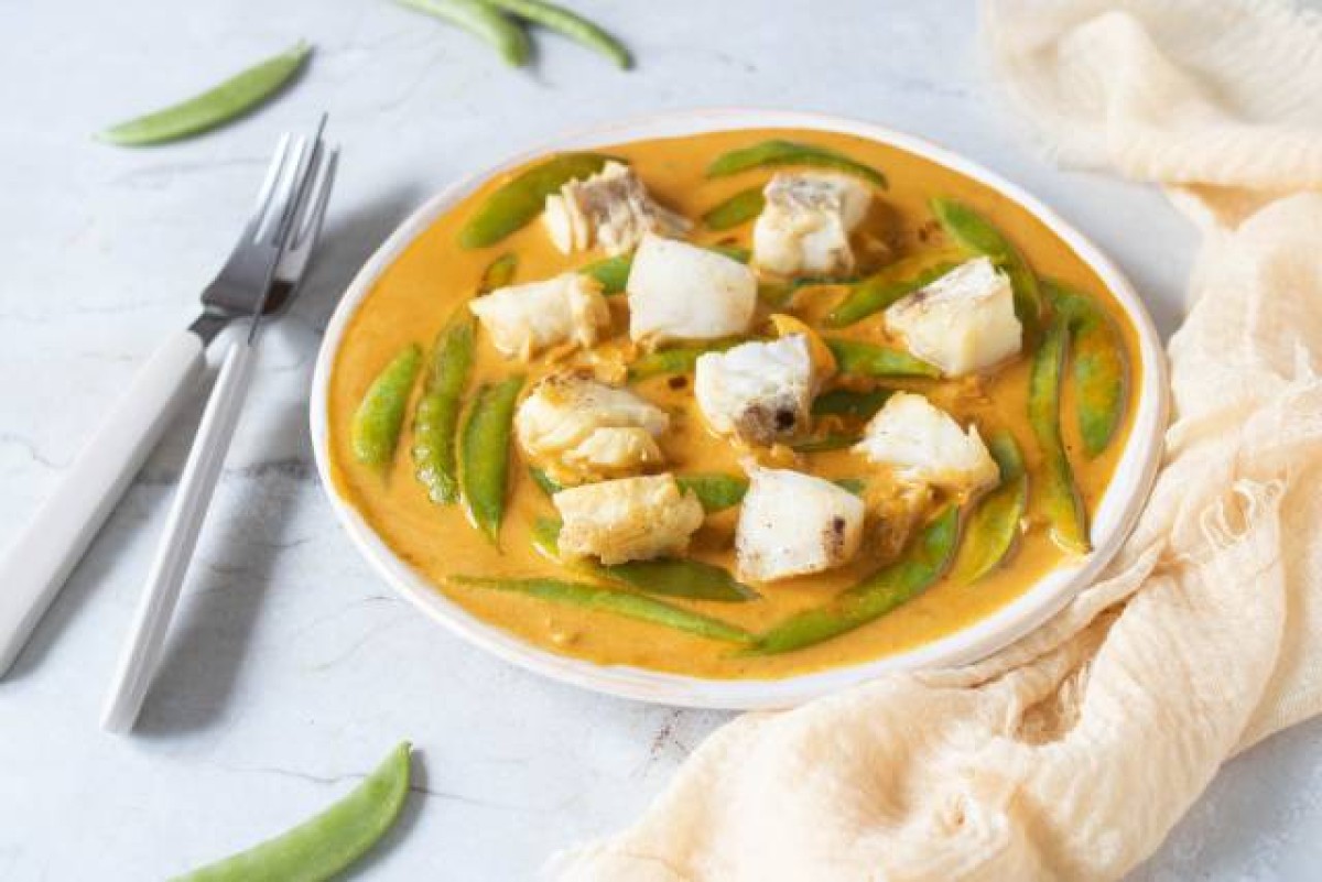 Cod in Curry Sauce with Sugar Peas