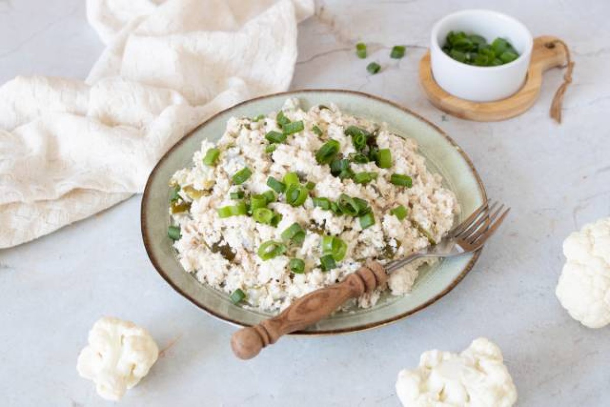 Keto bloemkoolrijstsalade met tonijn