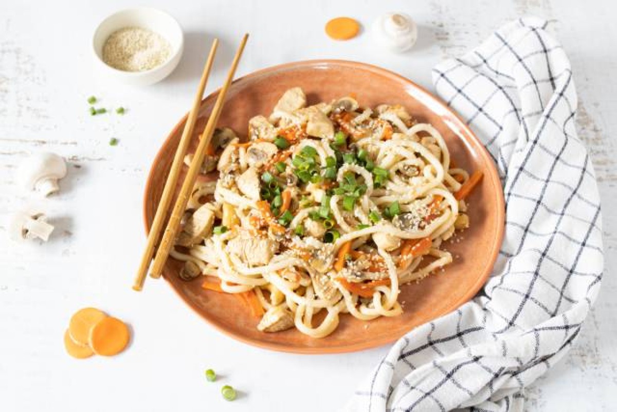 Orientalische Udon-Nudeln mit Gemüse und Huhn