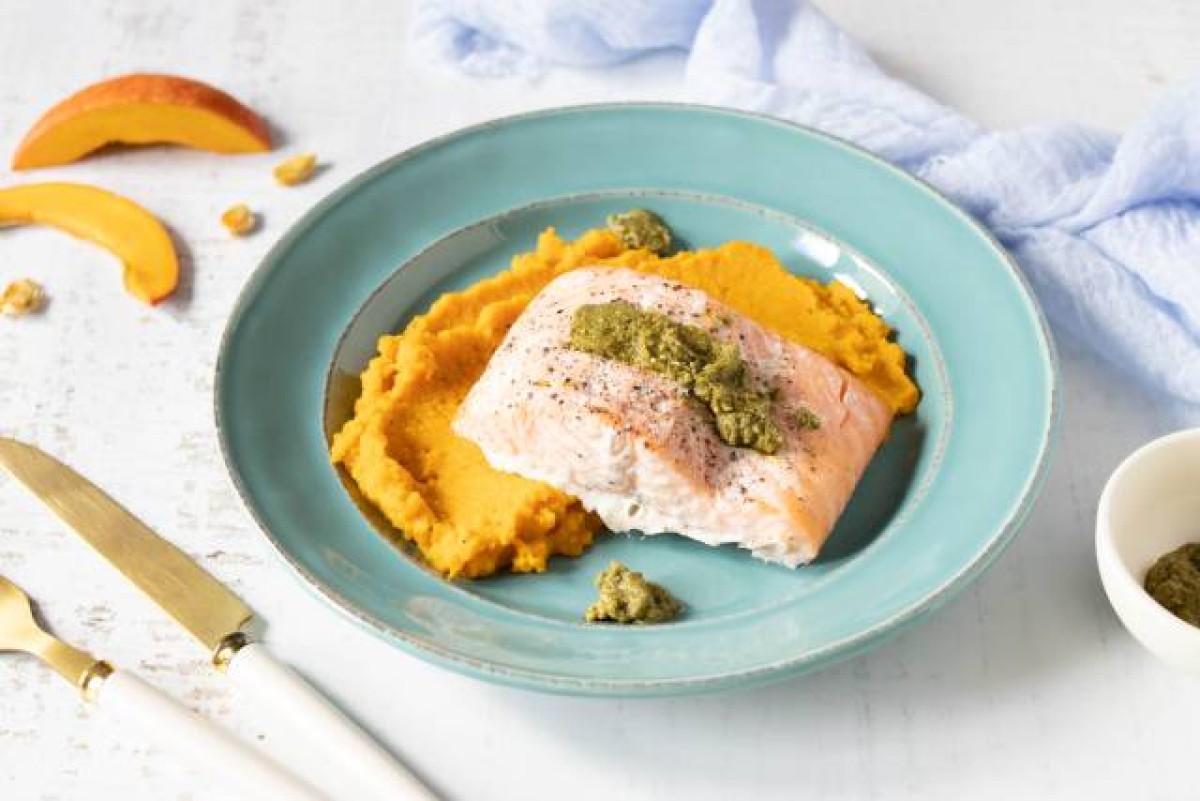 Saumon accompagné de purée de citrouille et de pesto vert