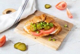 Croissant mit Hüttenkäse und geräuchertem Lachs