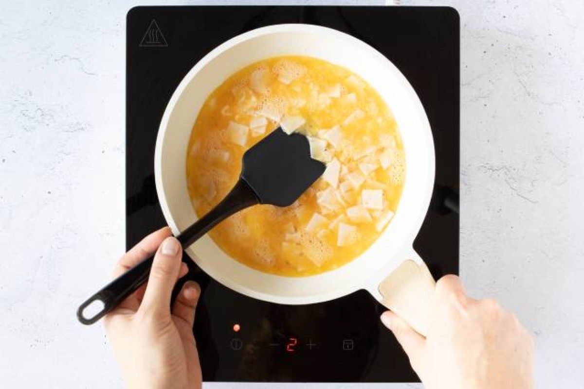 Recette pour Croissant aux œufs brouillés, au jambon et à la ciboulette