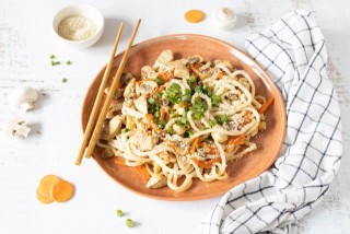 Udon orientale con verdure e pollo