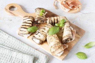 Involtini di melanzane con formaggio di capra e prosciutto di Parma