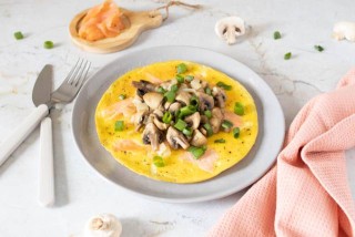 Frittata con salmone e funghi