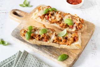 Baguette al forno con carne macinata, pomodori e mozzarella