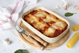 Cannelloni con carne macinata, spinaci e mozzarella