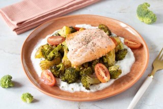 Salmone su tzatziki con broccoli al forno, ceci e patate