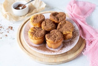 Muffins de Tarta de Queso Espolvoreados con Cacao