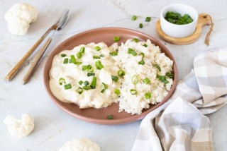 Pollo in salsa cremosa con riso al cavolfiore