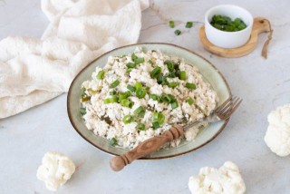 Insalata chetogenica di riso al cavolfiore con tonno
