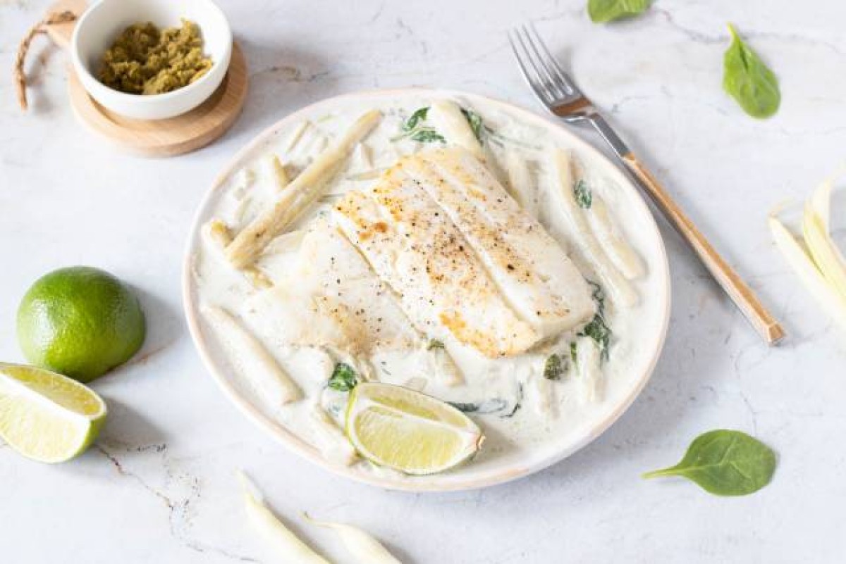 Halibut in salsa al curry con fagiolini e spinaci