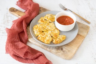Keto kipnuggets met tomatensaus