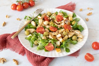 Keto salade met kip en halloumi kaas