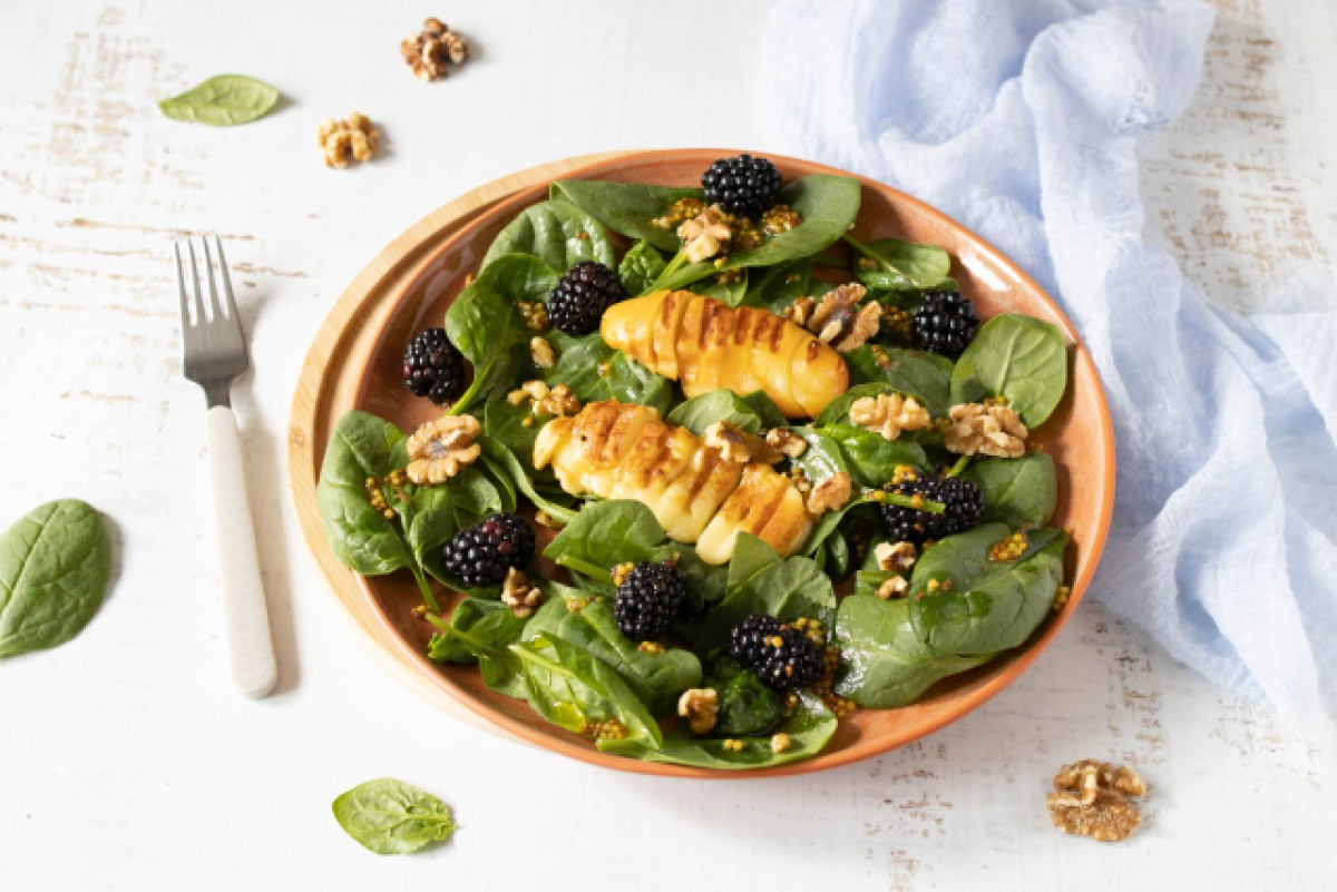 Salad with oscypek, blackberries, and walnuts