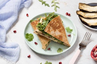 Wrap mit gebackener Aubergine, Hummus, Halloumi, Koriander und Granatapfel