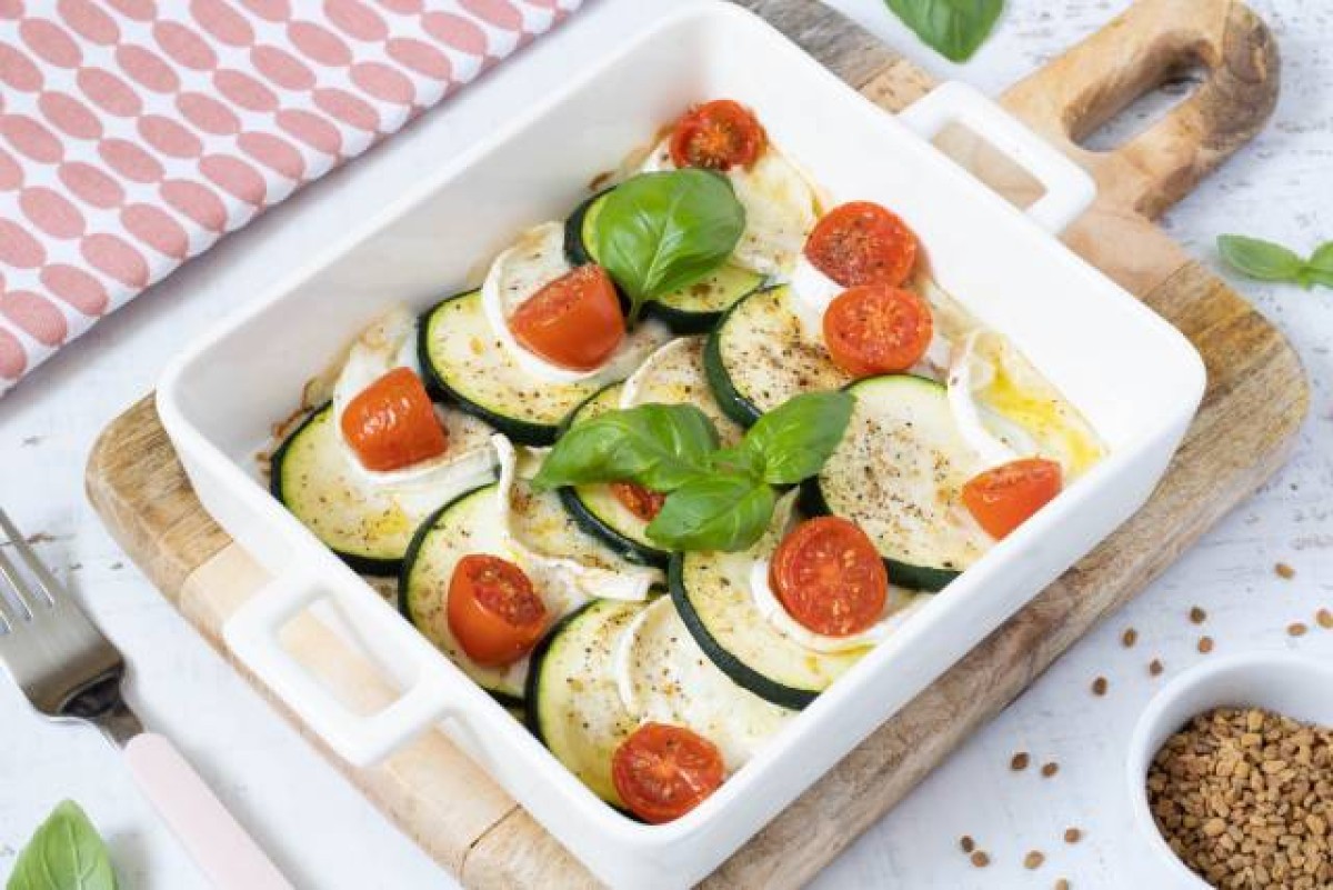 Gebratener Ziegenkäse mit Bockshornklee, Kirschtomaten, Zucchini und Basilikum