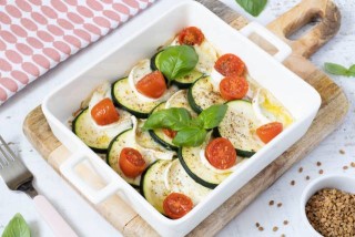 Formaggio di capra al forno con fieno greco, pomodorini, zucchine e basilico