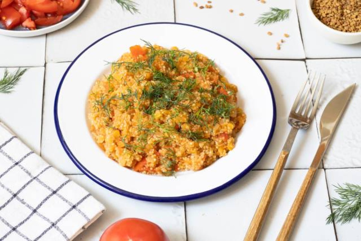 Quinoa in tomatoes with lentils, dill and fenugreek