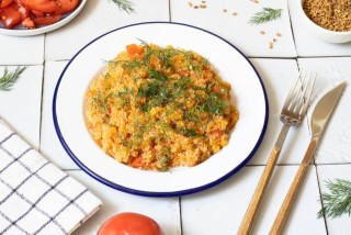 Quinoa al pomodoro con lenticchie, aneto e fieno greco