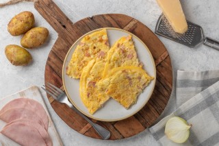 Aardappelomelet met ham en kaas