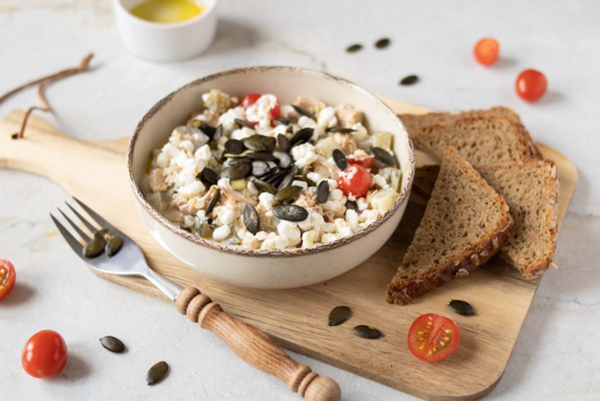 Hüttenkäse mit Thunfisch, Gemüse und Brot