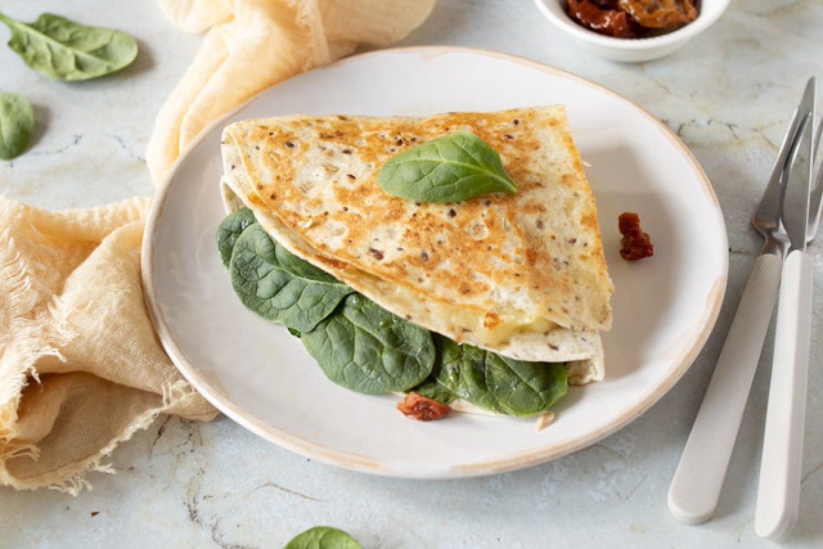 Wrap mit Feta, getrockneten Tomaten, Spinat und Mozzarella