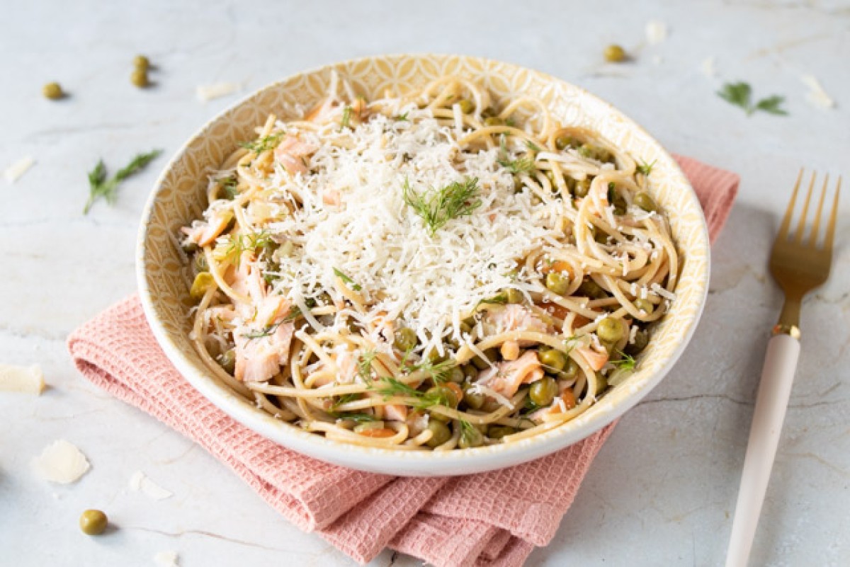 Whole wheat pasta with smoked salmon, dill, and peas