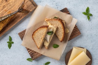 Brood met gerookte vis en kaas