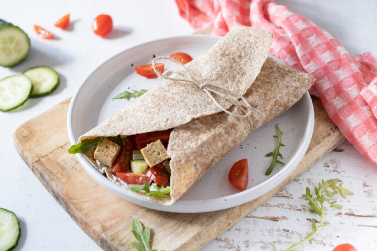 Tortilla mit Hähnchen und Tofu in Kräutersoße