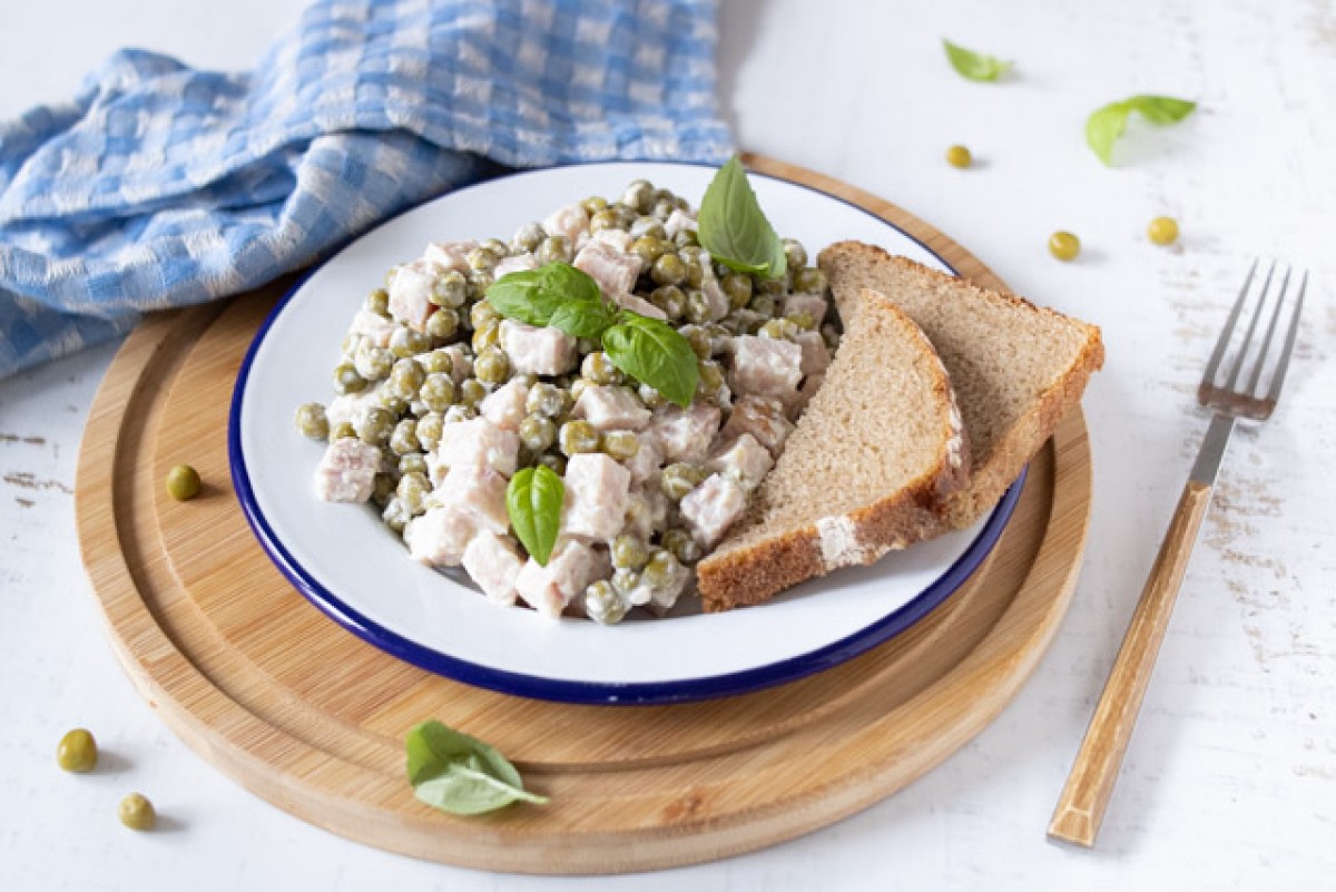 Ham and pea salad with bread