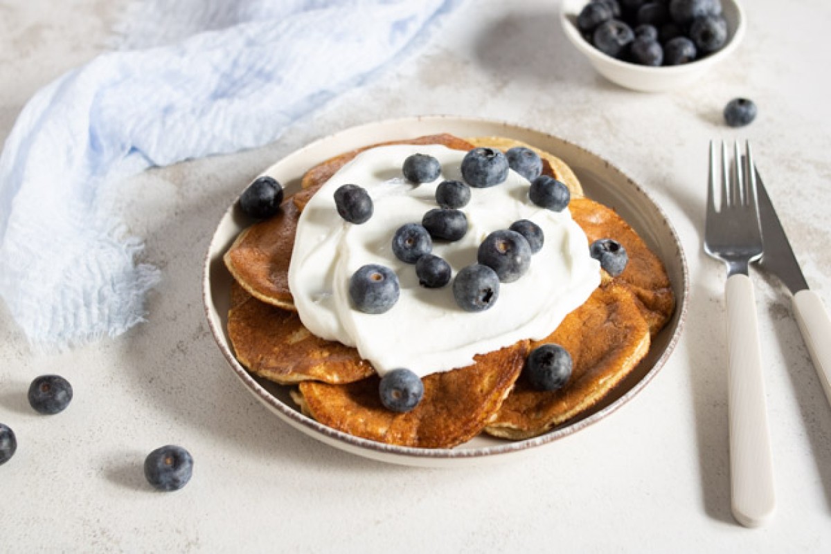 Protein cinnamon pancakes with skyr and blueberries