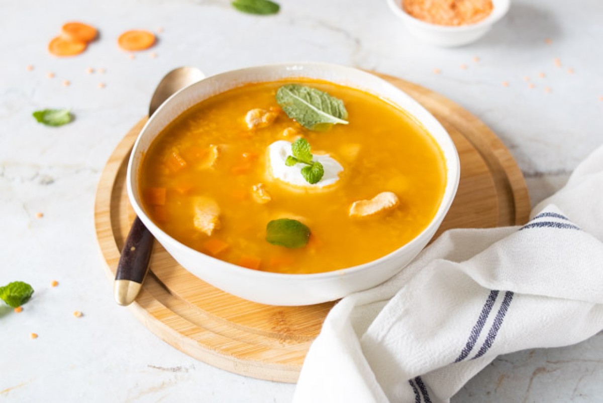 Warming lentil soup with skyr