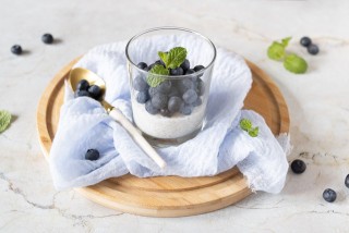 Veganer Tapioka-Pudding mit Blaubeeren