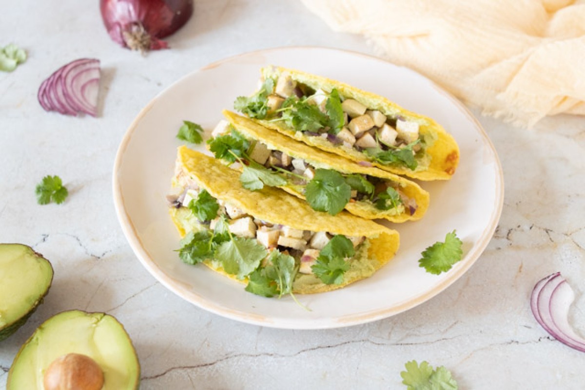 Taco con tofu ahumado y salsa de aguacate