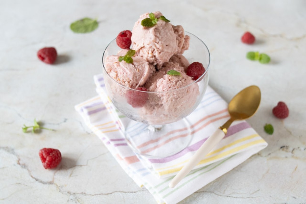 Banana-raspberry protein ice cream
