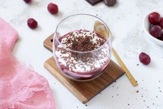 Schokoladenquark mit warmen Kirschen